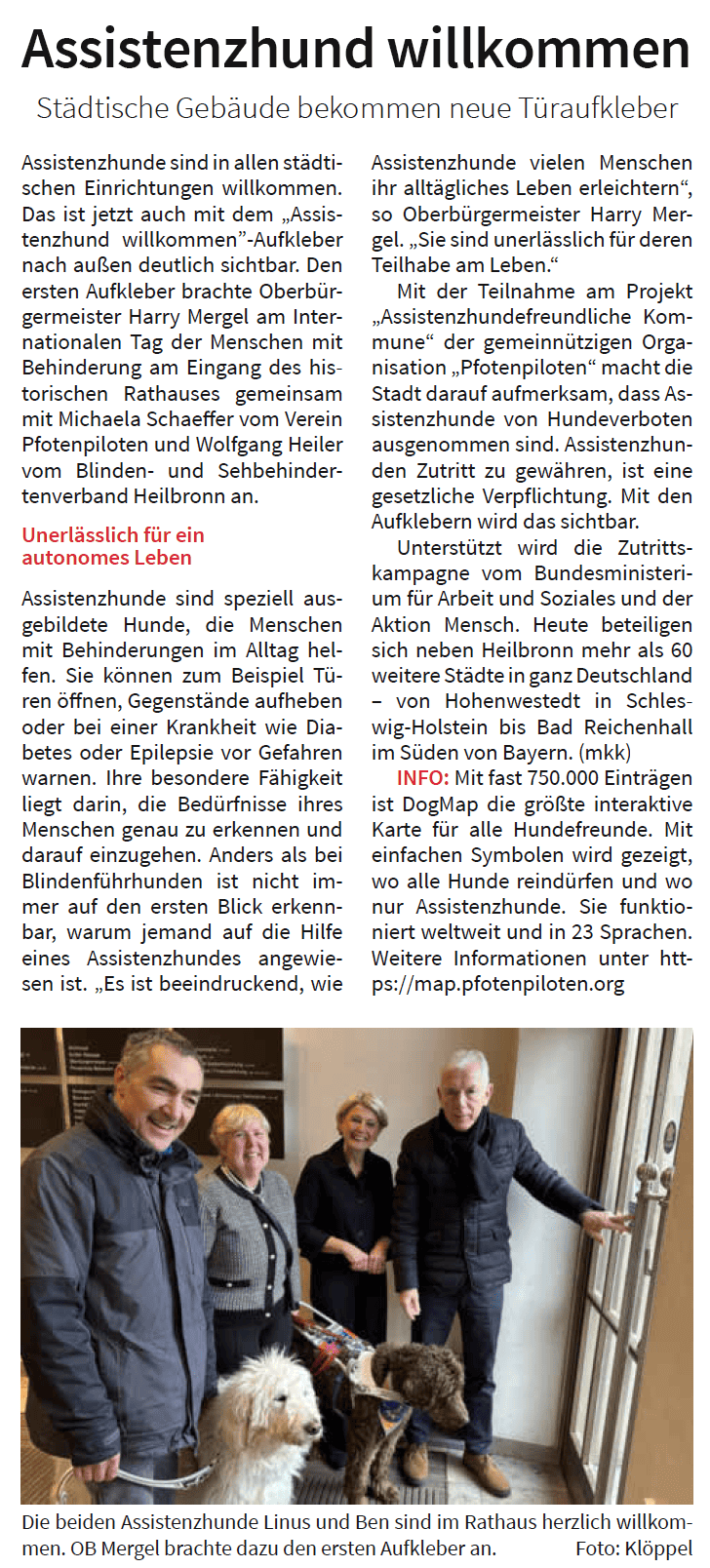 Zeitungsausschnitt von einem Artikel „Assistenzhund Willkommen“, der Heilbronn assistenzhundfreundlich vorstellt. Bild von OB Mergel und zwei Assistenzhundhaltern mit Blindenführhunden Ben und Linus.